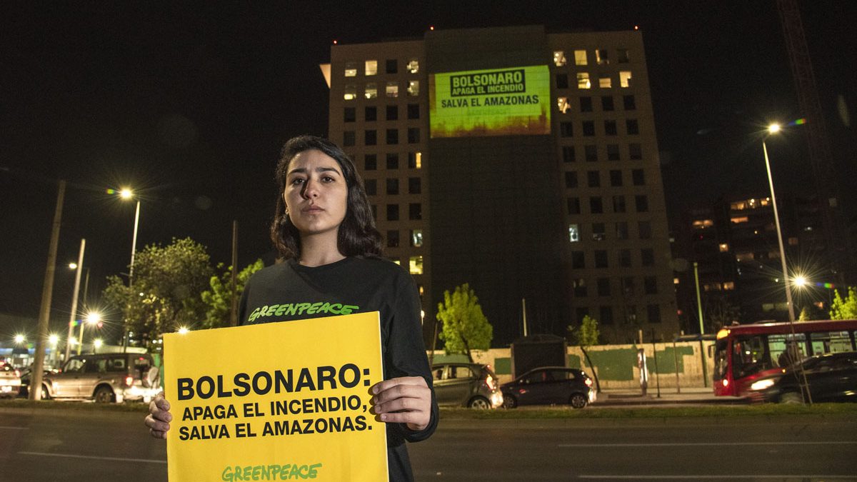 Greenpeace proyectó el incendio de la Amazonía sobre el consulado de Brasil en Chile