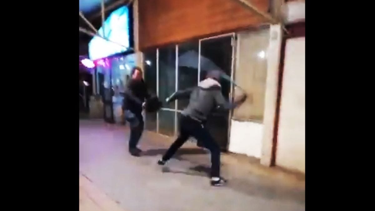 (Video) Migrante se aburre de chileno racista y lo echa a palos de terminal de buses