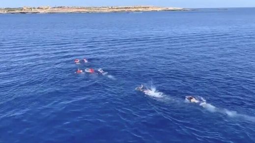 ¡Desesperados! Migrantes saltaron al mar desde el buque Open Arms