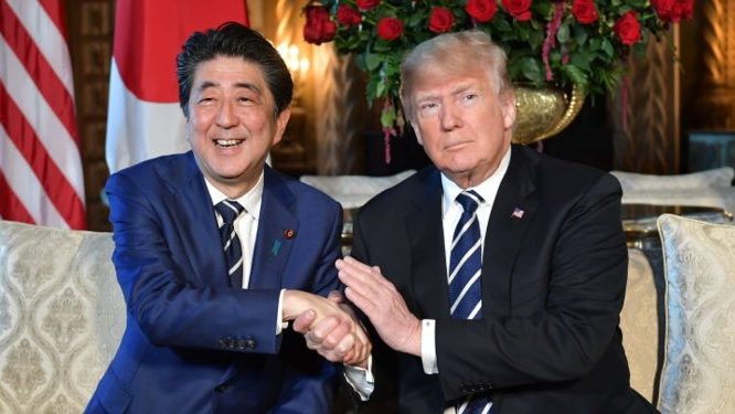 Trump recurre a Japón para «salvar su pellejo» en la guerra comercial con China