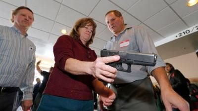 Entrenan a maestros de los EE. UU. en uso de armas para “defenderse” en tiroteos