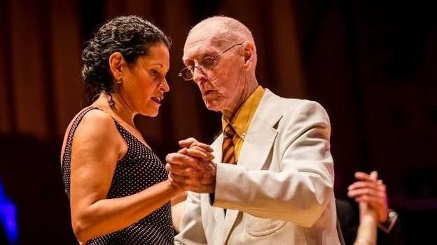 Irlandés de 99 años cumple su sueño: Bailar en el Mundial de Tango en Argentina