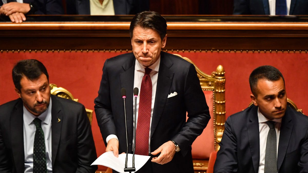 Dimite el primer ministro italiano tras su disputa con Salvini