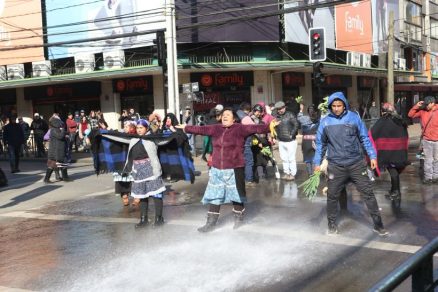 Duras críticas al alcalde de Temuco por ordenanza que impide a hortaliceras mapuche vender sus productos