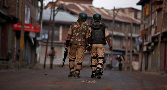 La India divide formalmente el estado de Jammu y Cachemira en dos territorios