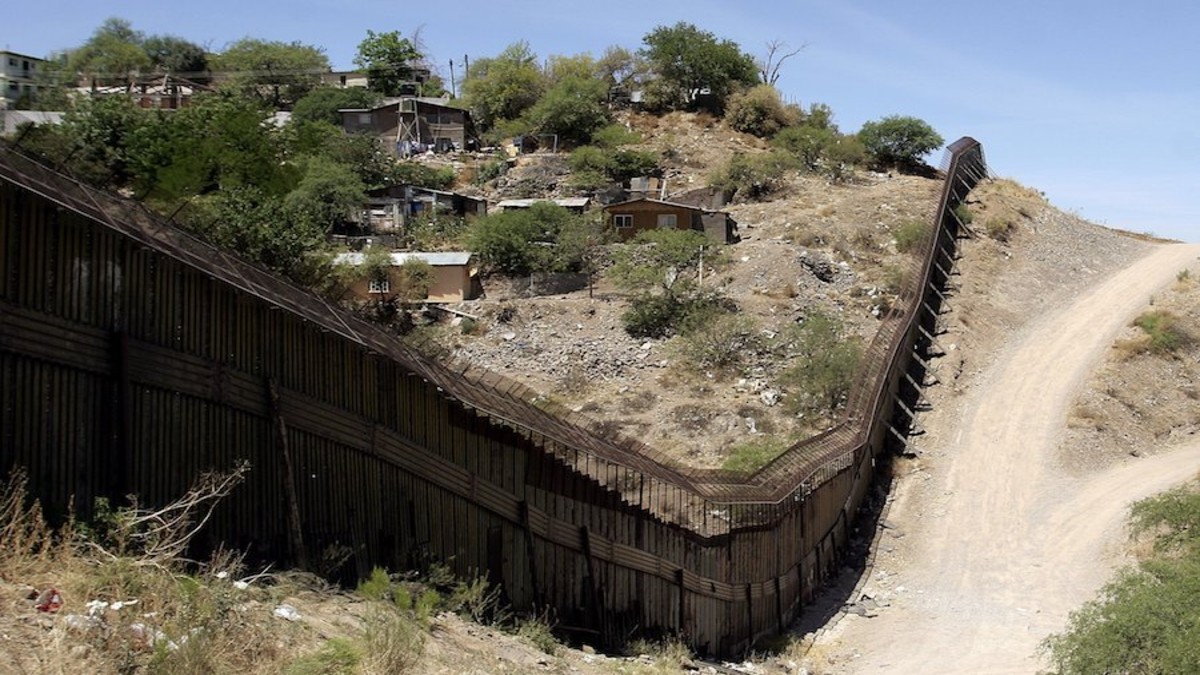 Trump promete 800 kilómetros construidos de muro para 2020