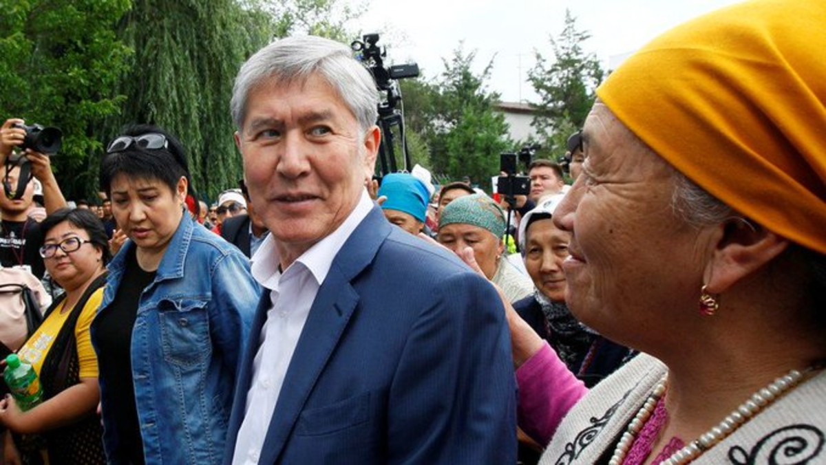 Después de negociar, el expresidente de Kirguistán se entrega a las fuerzas de orden