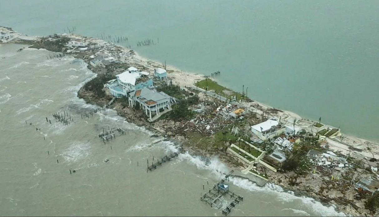 (Fotos) Huracán Dorian deja hasta ahora 23 muertos y una fuerte devastación en Bahamas