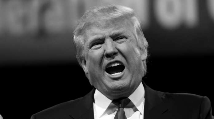 Ante amenaza de impeachment, Trump busca castigar a quién lo delató