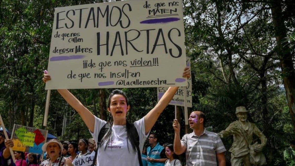 (Fotos) Manifestación de mujeres en Colombia en contra del acoso callejero