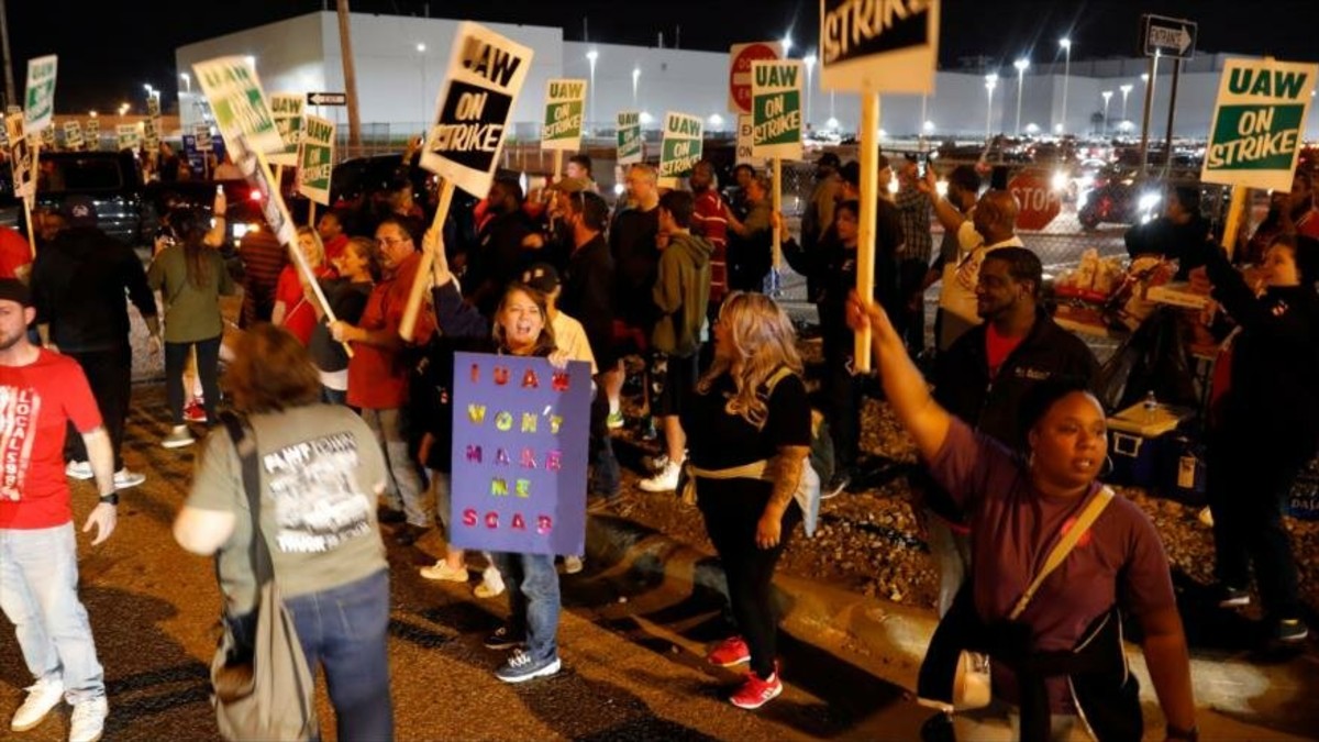 Trabajadores de General Motors inician huelga en EE. UU.