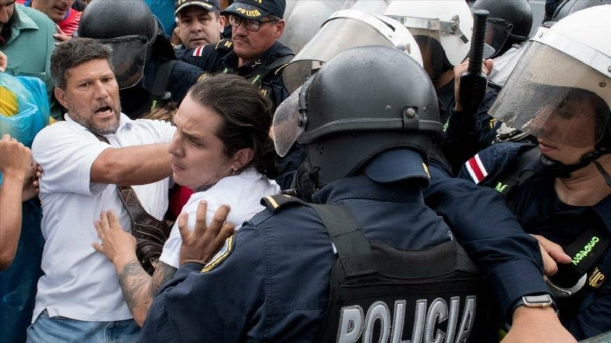 (Fotos) Educadores se enfrentan a la policía de Costa Rica por proyecto de ley que restringe el derecho a huelga