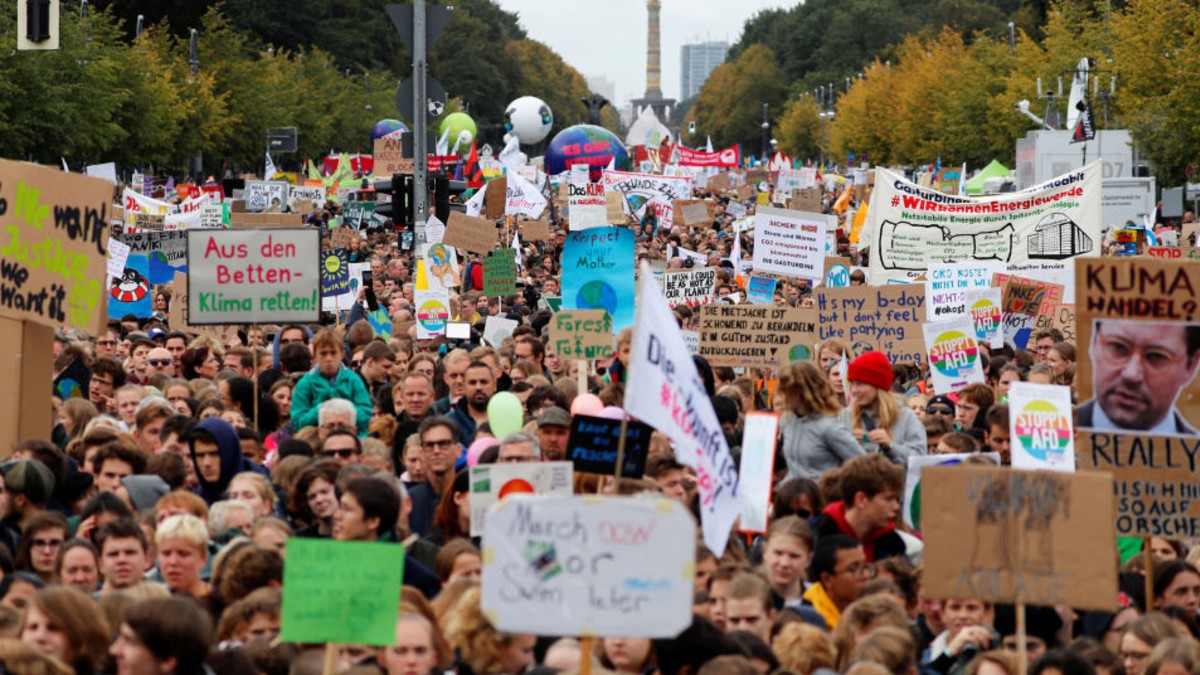 (Videos) Miles de personas protestan en ciudades de Europa y EE.UU. en rechazo al calentamiento global