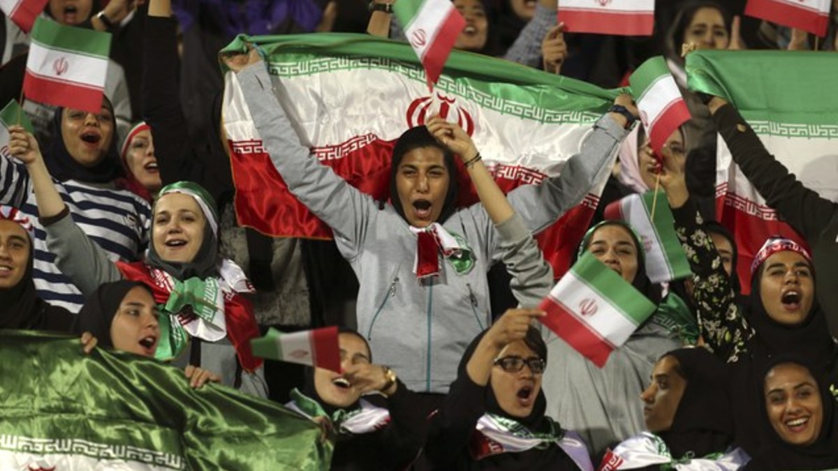 Aficionada de fútbol iraní se inmola tras ser detenida por colarse para ver un partido