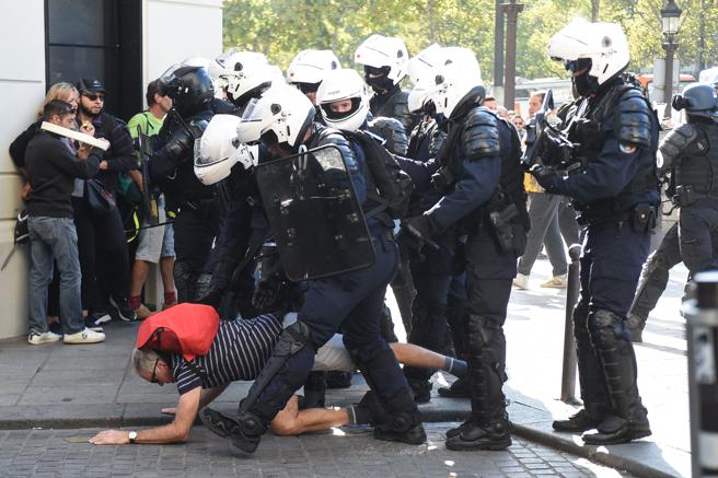 Gobierno de Macron arremete contra los chalecos amarillos y detiene a más de 100 manifestantes