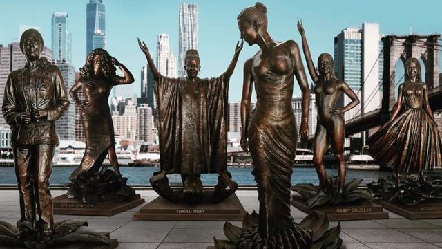 Pareja de escultores emprende cruzada para multiplicar estatuas de mujeres en el mundo