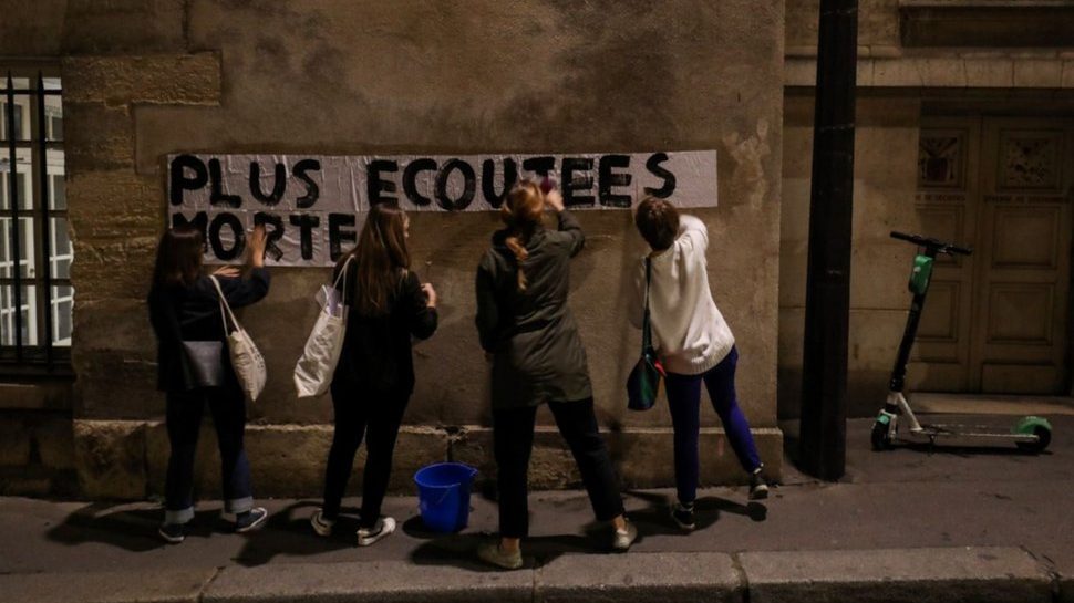 En los muros de París: Movimientos feministas denuncian la violencia de género