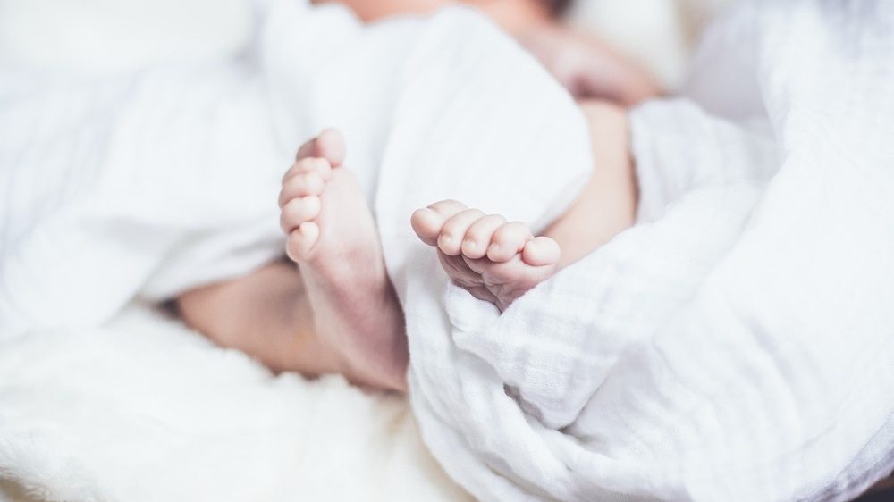 Eliska: La bebé checa que pasó cuatro meses en el vientre de su madre muerta