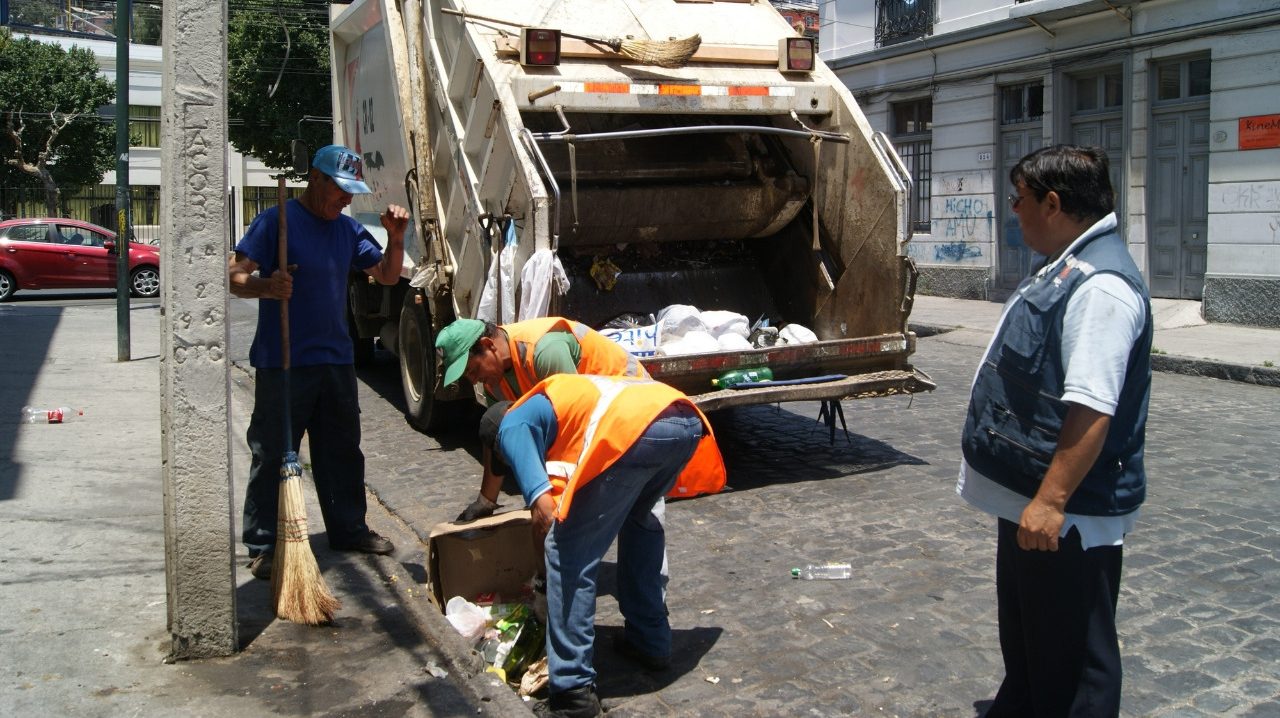 Valparaíso: Alcaldía Ciudadana llama a cuidar a trabajadores del aseo durante celebración de las Fiestas Patrias