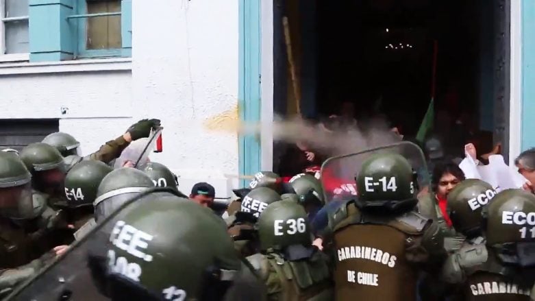 Video muestra a FFEE lanzando gas pimienta contra manifestantes al interior de la CUT