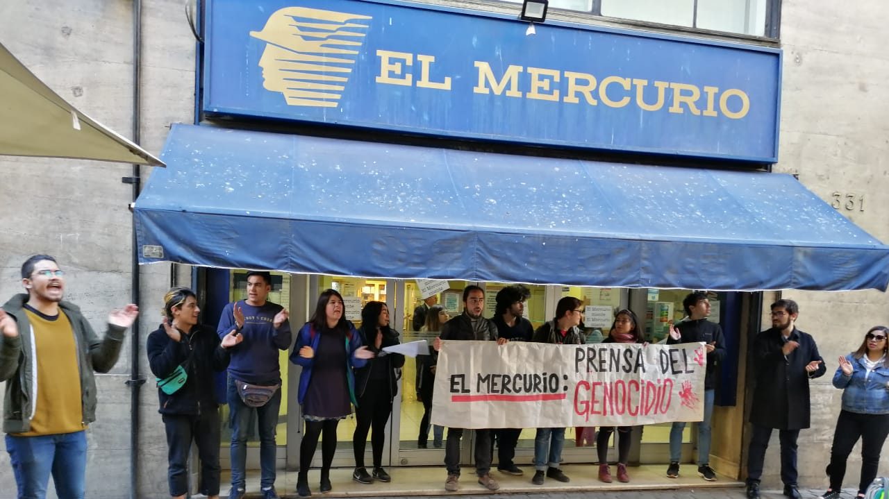 Juventudes Comunistas protestan en oficinas de El Mercurio por inserto que avala el Golpe de Estado