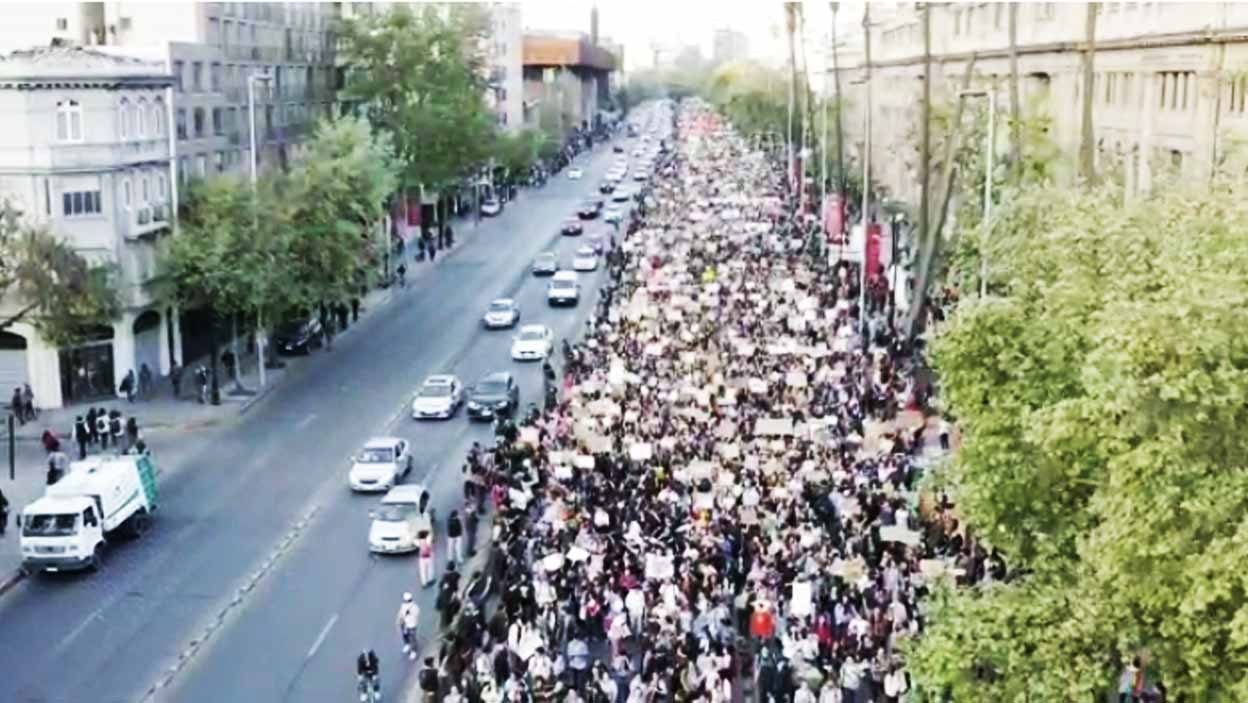 Video muestra impresionante marcha contra la crisis climática en Santiago