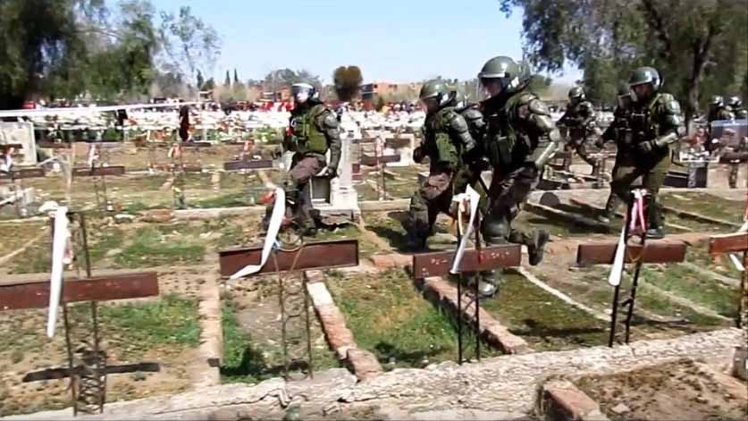 Video muestra a FFEE pisando y gaseando sobre tumbas de víctimas de la dictadura