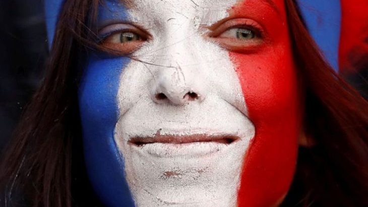 Obligados a ser felices: Alcalde francés prohibió la música y las historias tristes