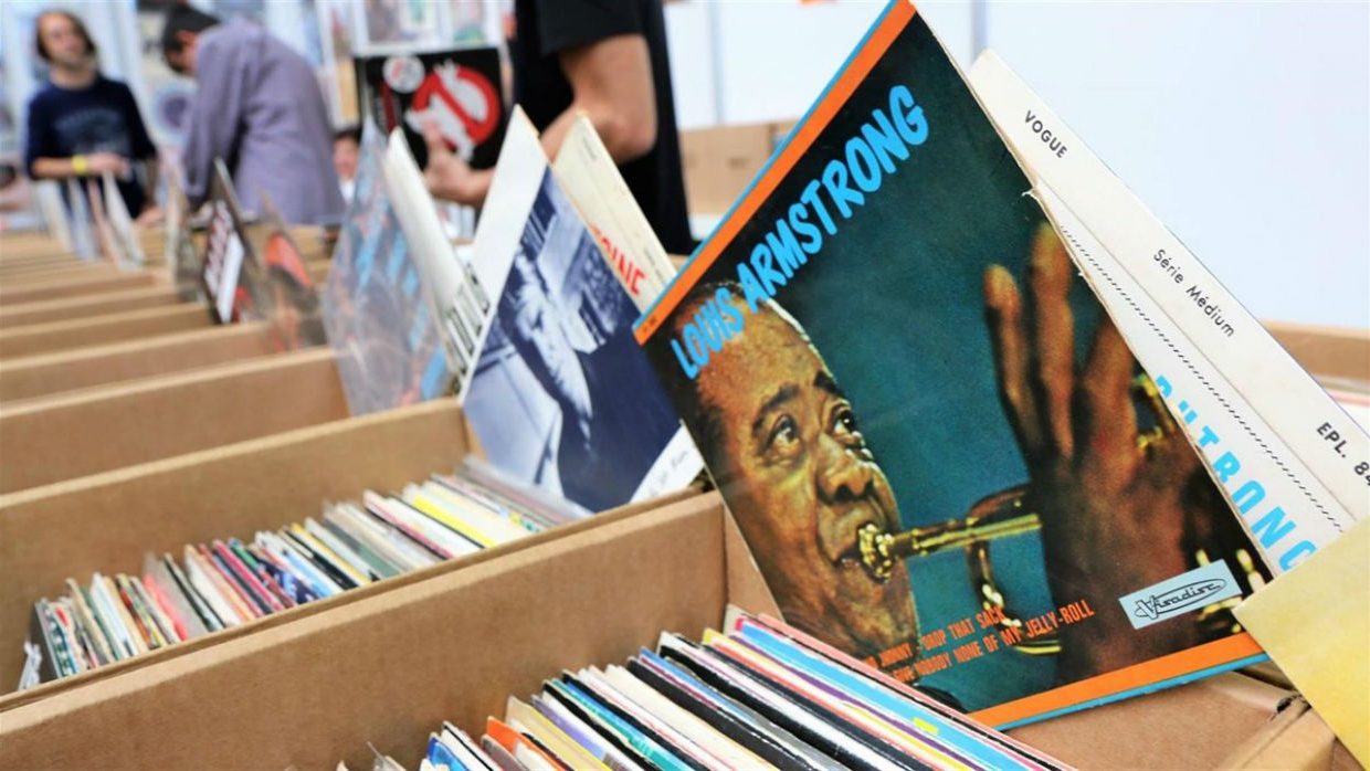 El público juvenil mantiene vivos los discos compactos y de vinilo