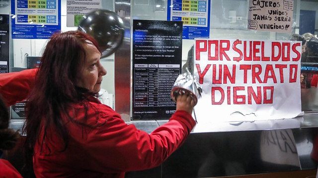 Cajeros del Metro de Santiago iniciaron huelga legal: Denuncian turnos «explotadores» y agobio laboral