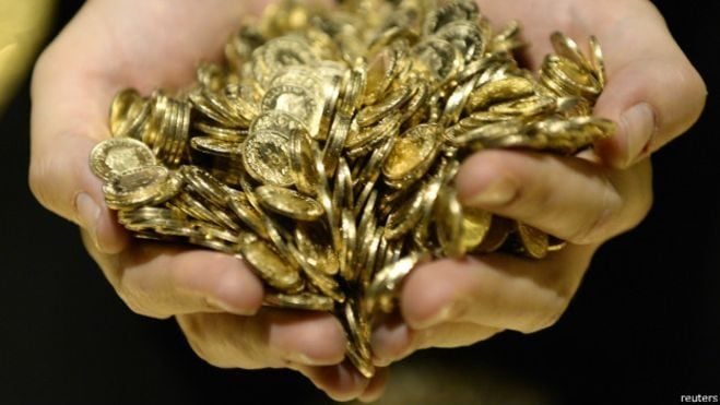 ¡Monedas de oro!: Levantaban vieja baldosa de una casa y se encontraron con una fortuna