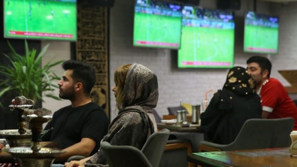 Mujeres iraníes viven en cafeterías su afición por el fútbol