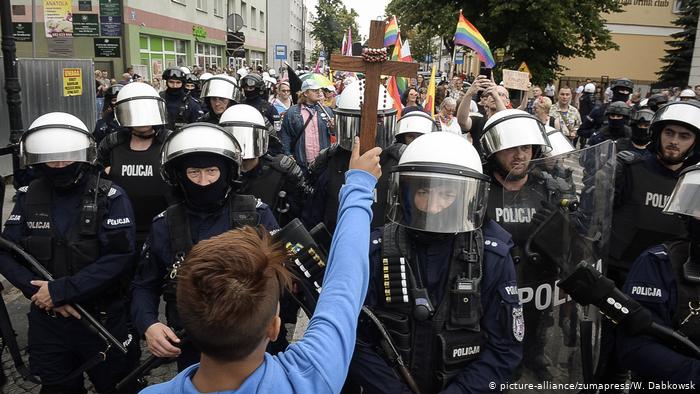 (Video) Ultraderechistas atacan marcha del Orgullo Gay en Polonia