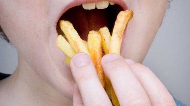 ¿Comer papas fritas en exceso puede causar ceguera irreversible?
