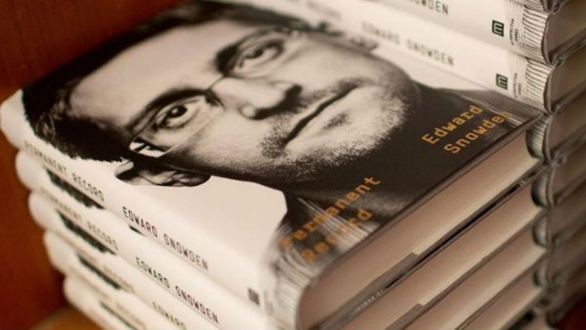 EE.UU. demanda a Snowden por publicar libro sin revisión previa