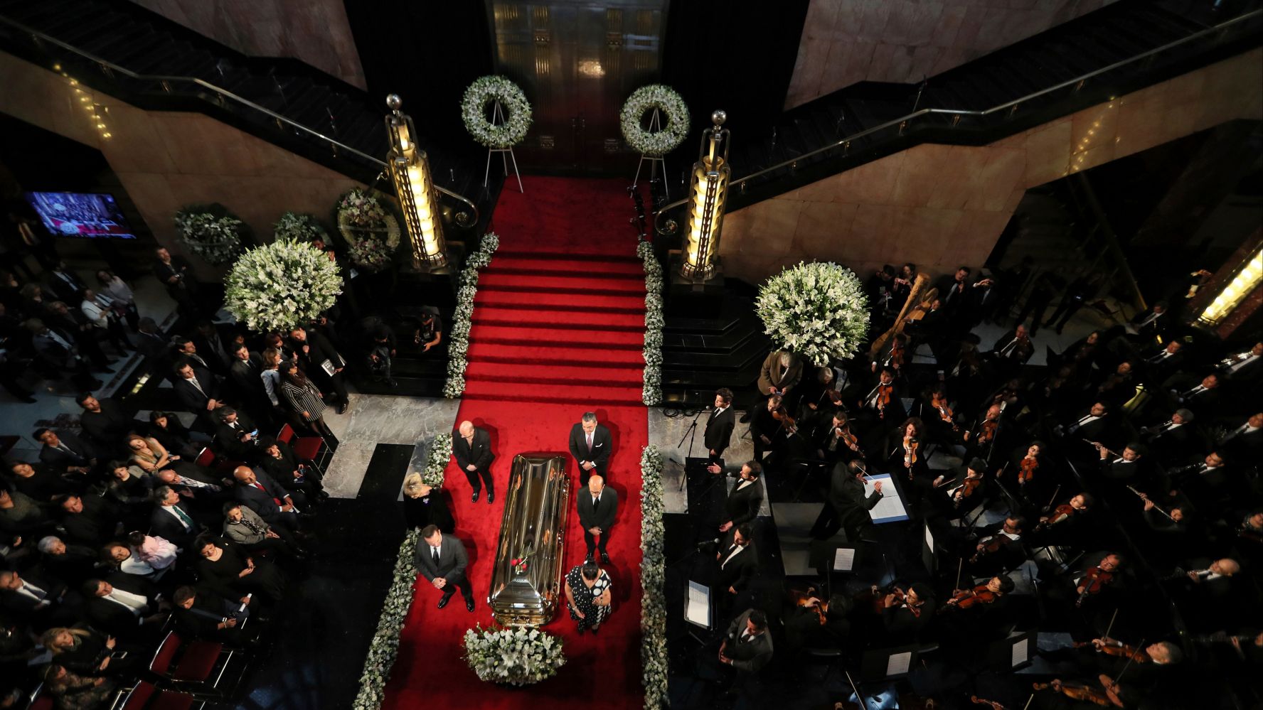 Miles de personas dijeron adiós a José José en el Palacio de Bellas Artes