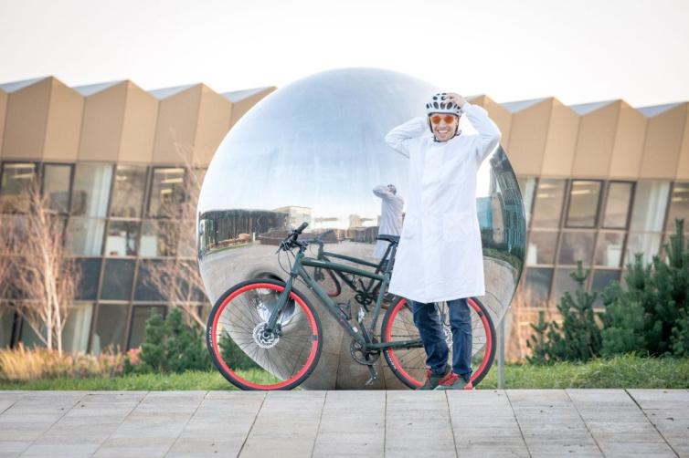 Bioquímico español divulga la ciencia recorriendo países en una bicicleta