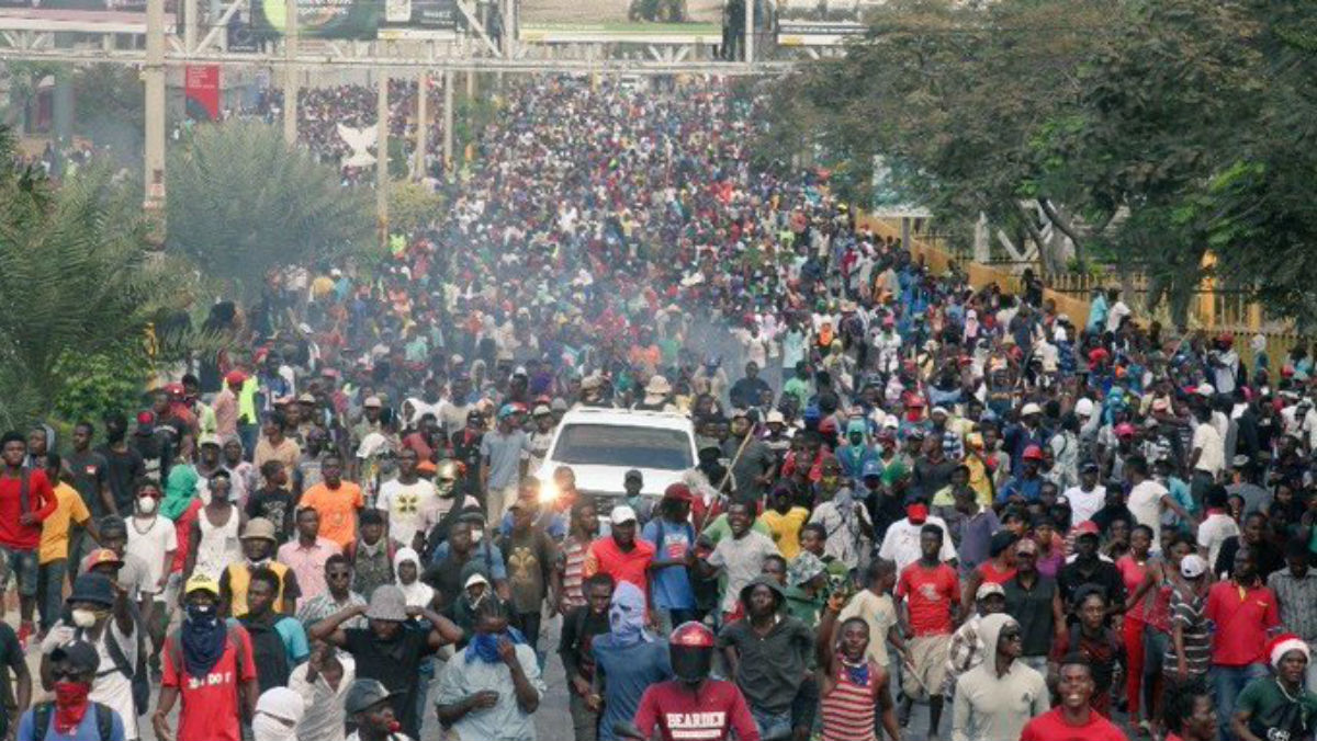 Crece crisis política en Haití: 2 muertos, incendios y protestas de la Policía