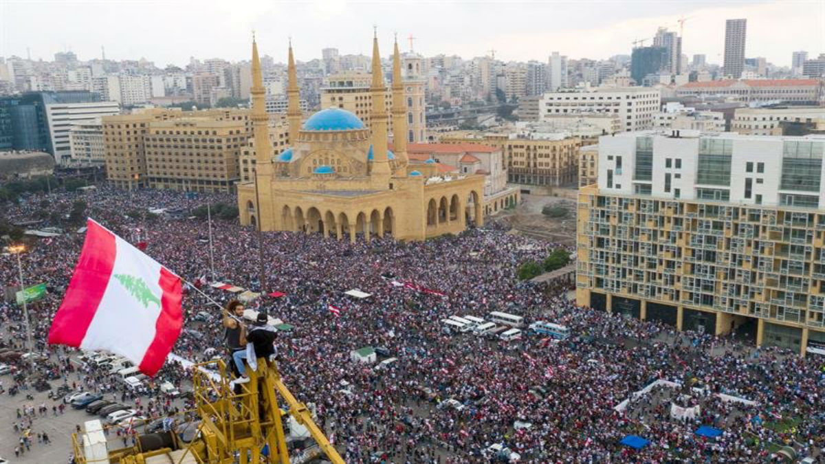 Libaneses continúan en las calles exigiendo la renuncia del primer ministro Hariri