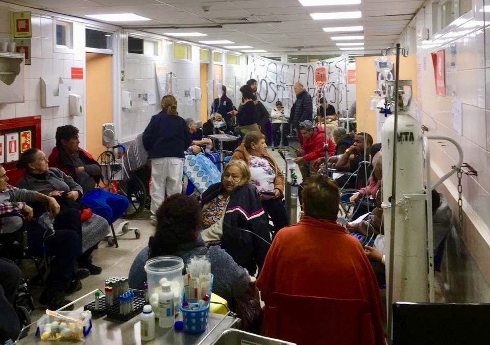 «Condiciones insostenibles»: Funcionarios del Hospital San José denuncian nuevo colapso de Urgencia