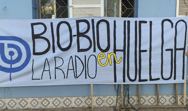 Periodistas de Radio Biobío en huelga reciben respaldo de ex trabajadores y colegas