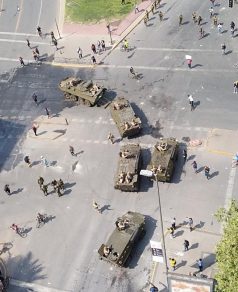 Manifestantes rodean y detienen a tanquetas del Ejército en Plaza Italia