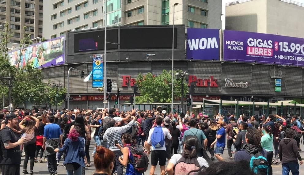 «¡Que se vayan los milicos!»: Así se vive la jornada de desobediencia civil en Santiago