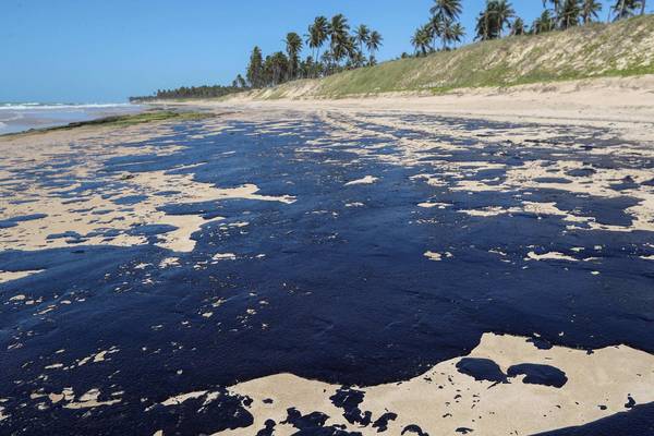 Manchas de petróleo en estado brasileño de Bahía obligan a decretar emergencia