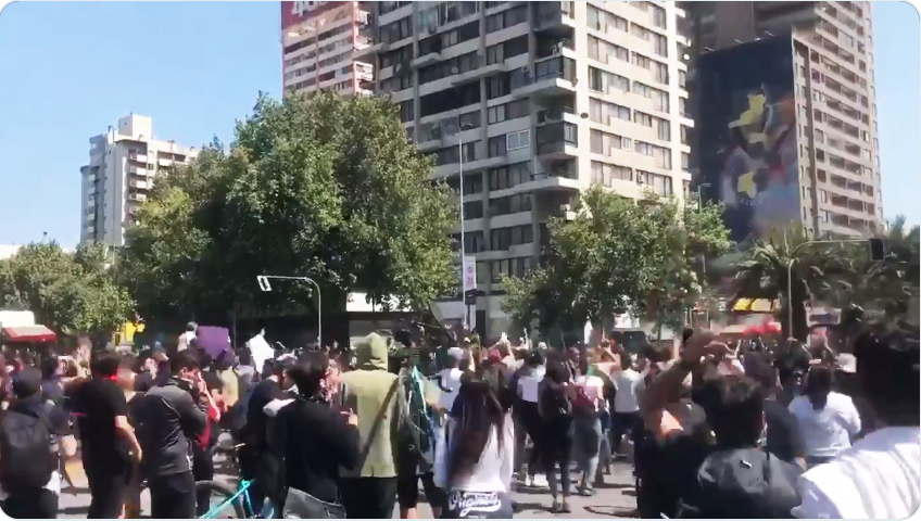 Pese a violencia del Gobierno, ciudadanos reactivan protestas en Santiago