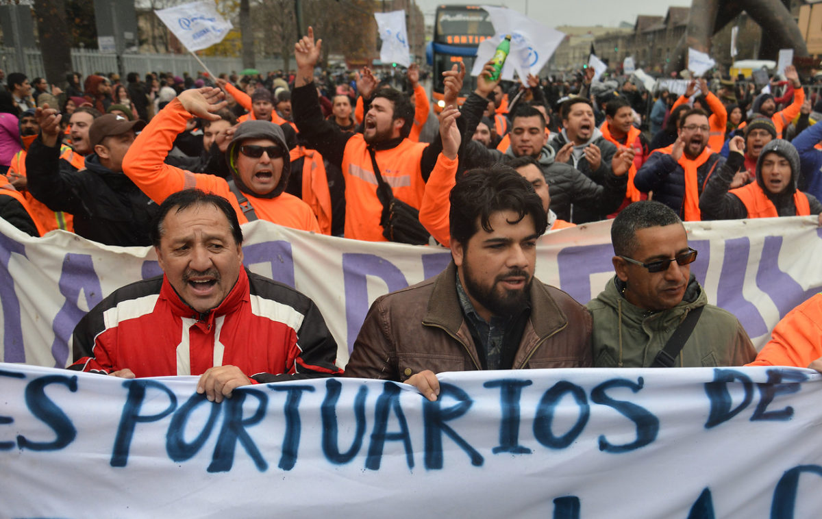 ¡Basta de asesinar! Trabajadores portuarios del mundo advierten que bloquearán cargamento de Chile si no cesan medidas dictatoriales