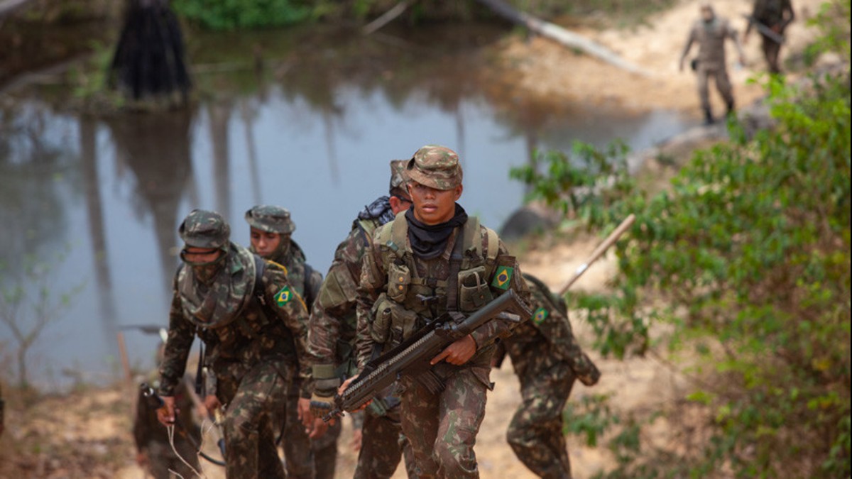 Fiscales ambientales denuncian que militares brasileños se niegan a demoler maquinaria usada en la deforestación de la Amazonia