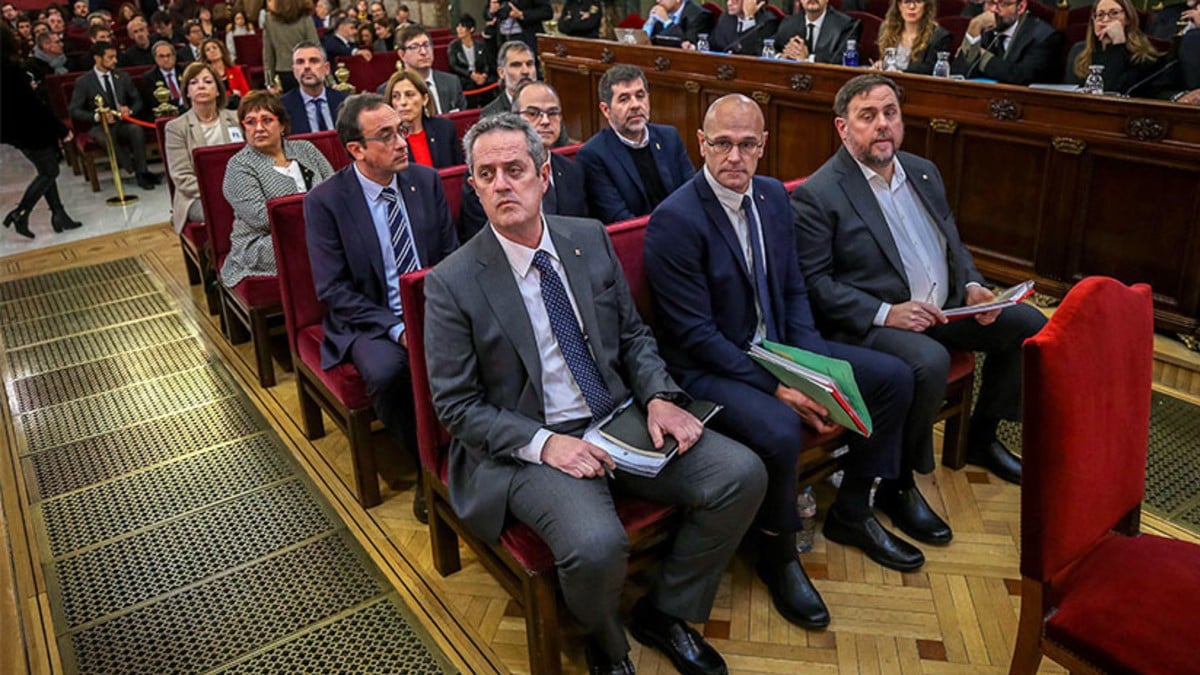 Líderes independentistas catalanes salen de prisión con el tercer grado