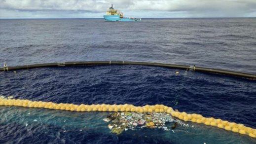 Proyecto de protección ambiental pone en marcha dispositivo flotante para recolectar plásticos del océano
