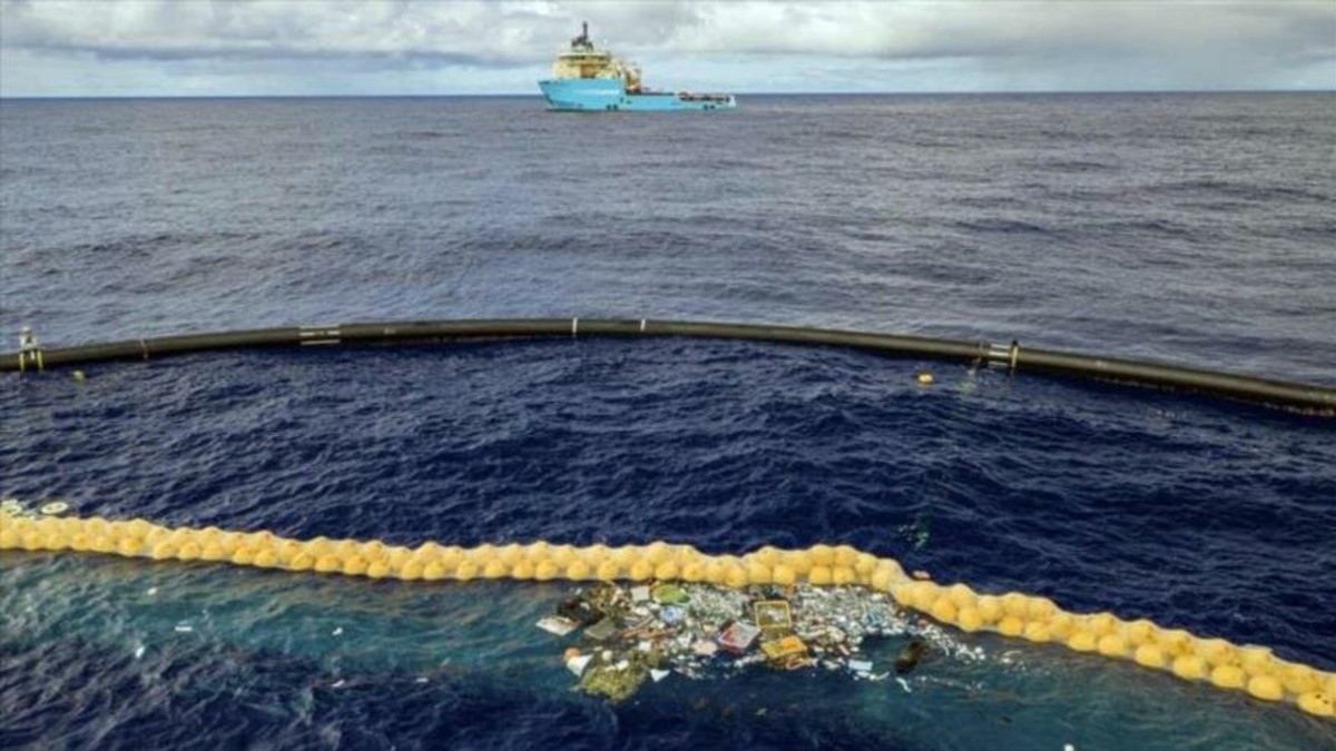 Proyecto de protección ambiental pone en marcha dispositivo flotante para recolectar plásticos del océano